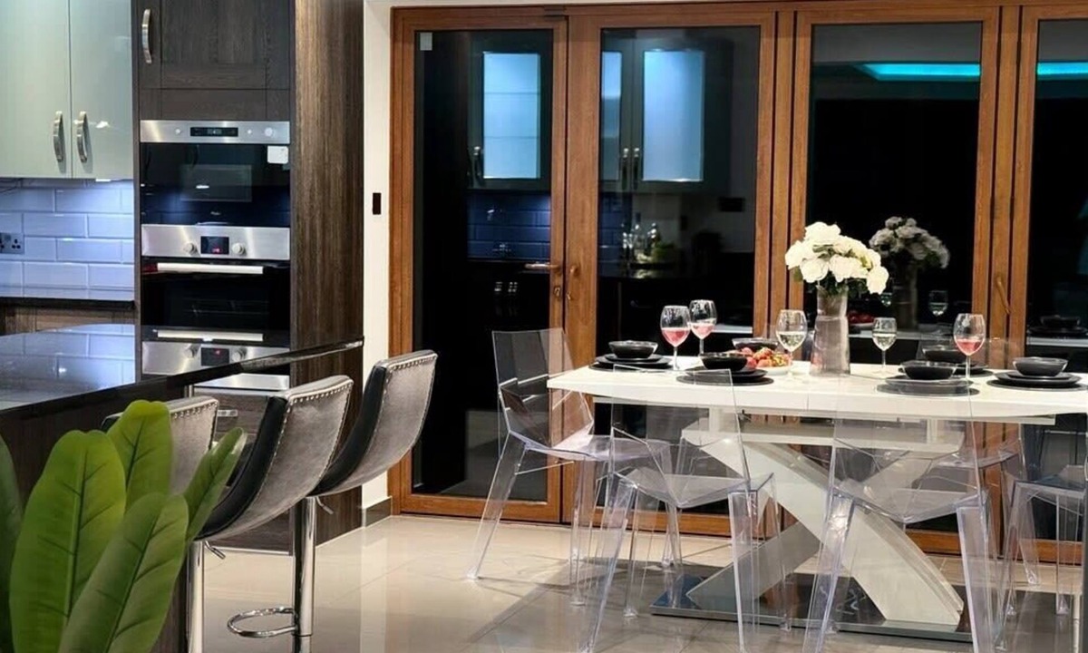 Higham Hill House | Luxurious House with Spa Bath & Private Garden