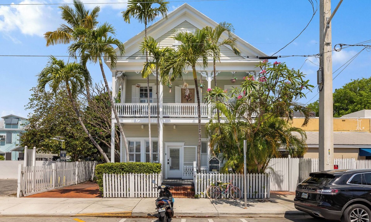 Historic Seaport House | Luxurious Island Pearl, 2 Bed/2 Bath Home near Duval, Pool