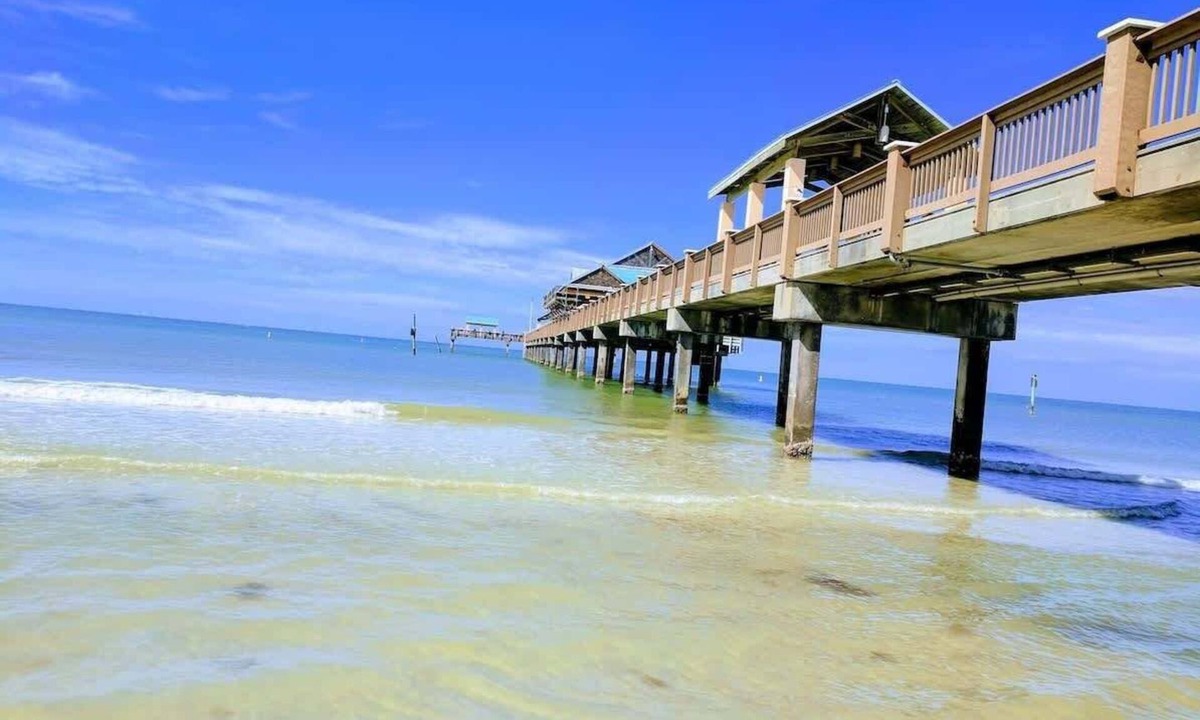 Bay Esplanade Apartment | Luxurious King Bed! Steps to beach, town & park!