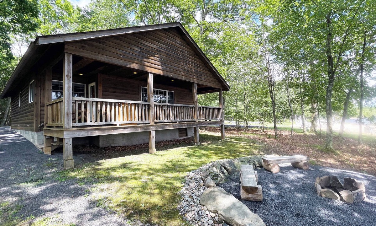 Reeders Cabin | Luxurious Lake View Log Cabin with Fire Pit in the Poconos