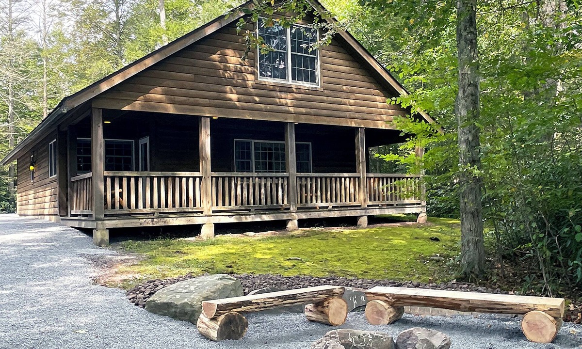 Reeders Cabin | Luxurious Lake View Log Cabin with Firepit in the Poconos