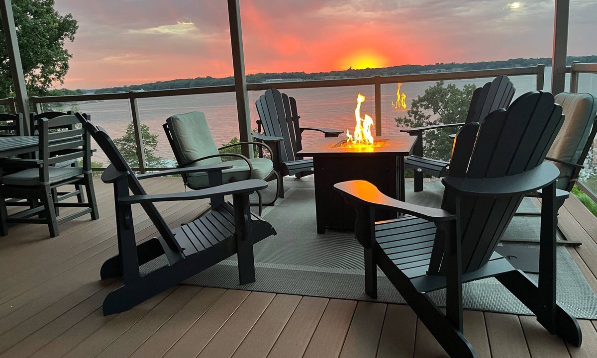 Arnolds Park Condo | Luxurious Lakefront BB Corner Condo.nPanoramic lake views & 6 waterpark passes.