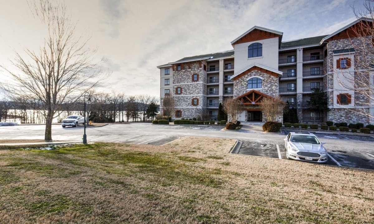 Big Cedars Condo | LUXURIOUS LAKEFRONT CONDO