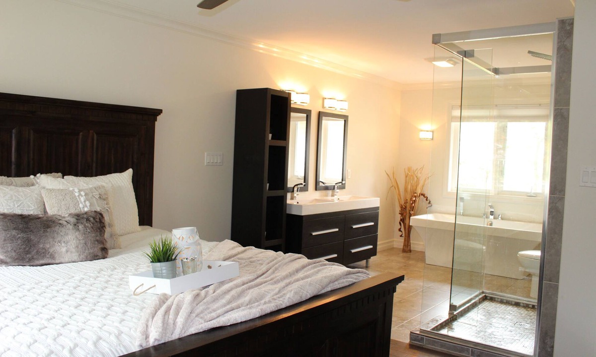 Golden Lake Cottage | Luxurious Lakefront Home - Sleeps 12