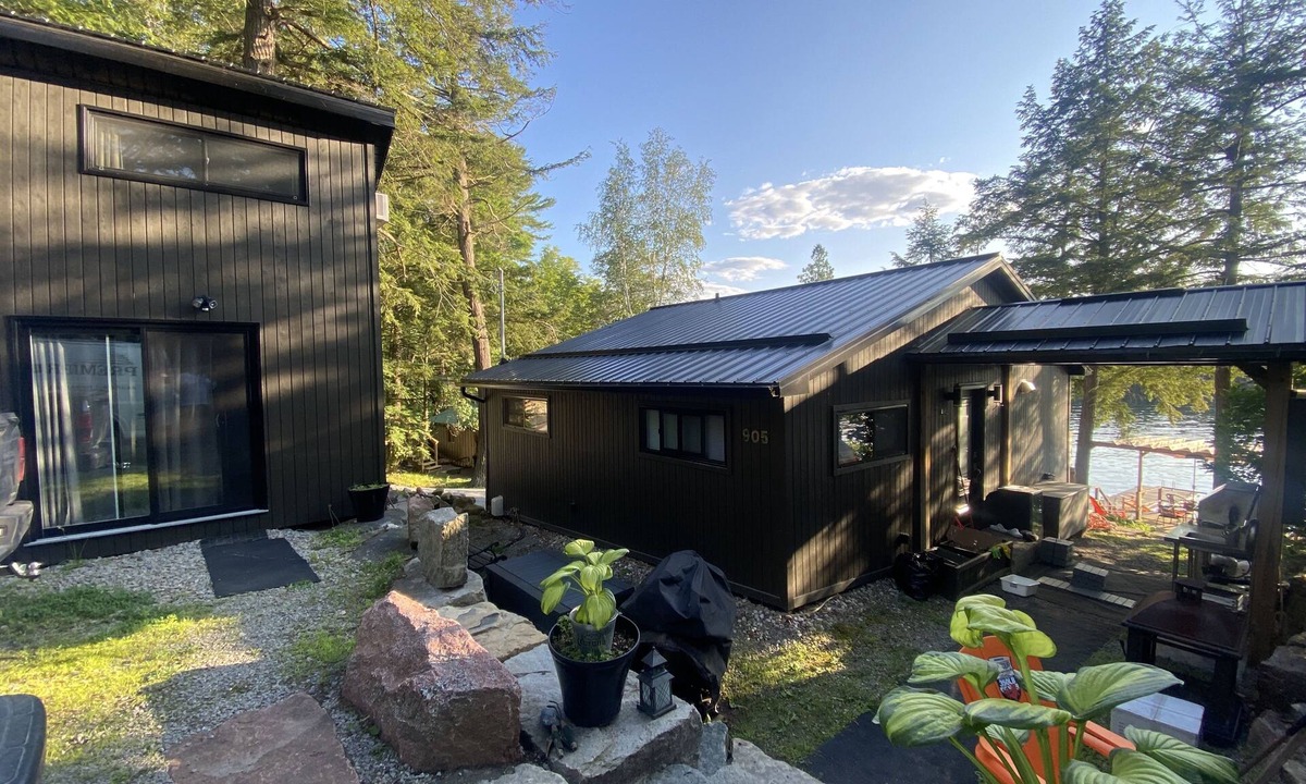 Lyndhurst House | Luxurious lakefront cottage.