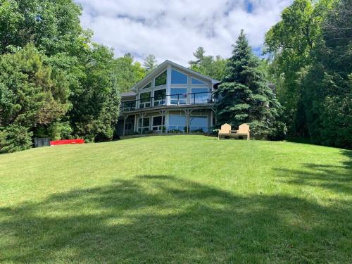 Bewdley House | Luxurious Lakefront Cottage, Sleeps 12