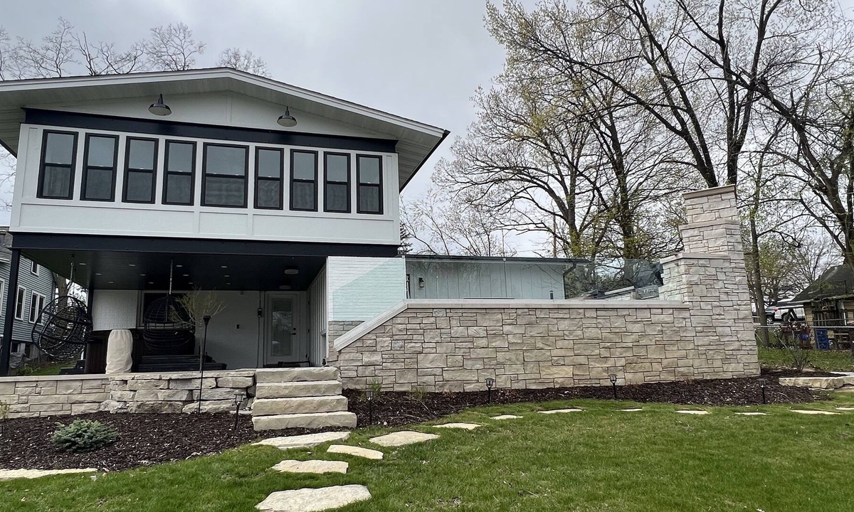Paddock Lake House | Luxurious Lakefront Home