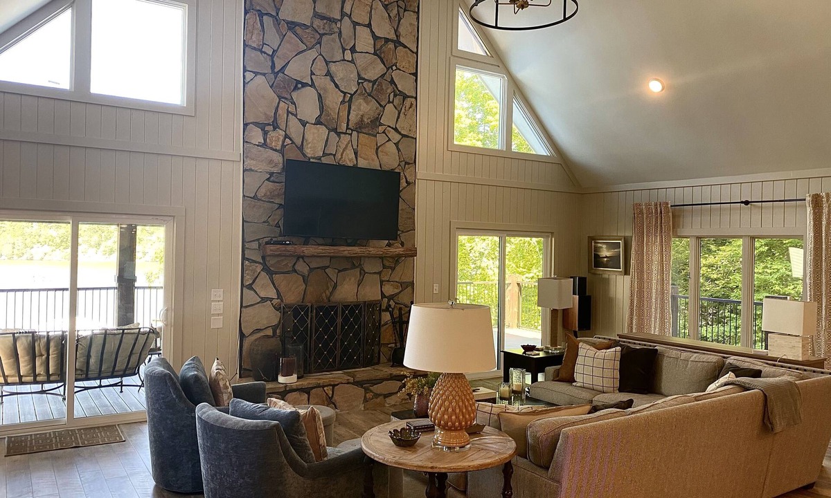 Northport House | Luxurious Lakefront Retreat