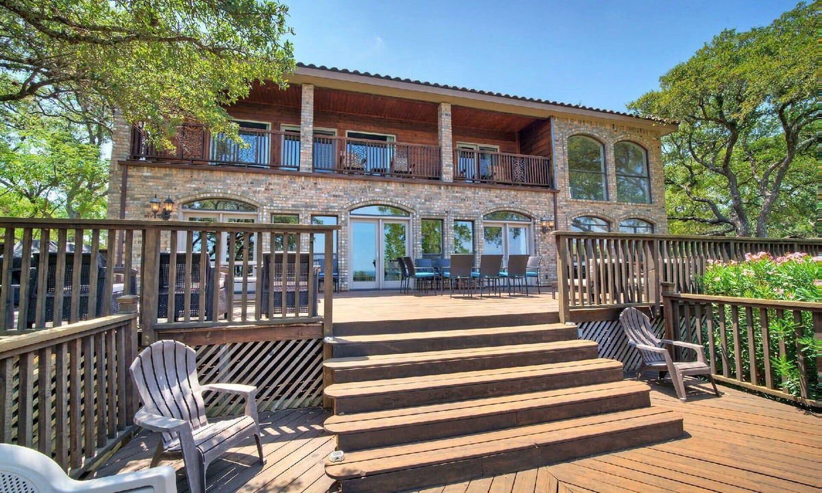 Buchanan Dam House | Luxurious Lakefront Estate: Spectacular Views, Expansive Grounds and Private Jetty