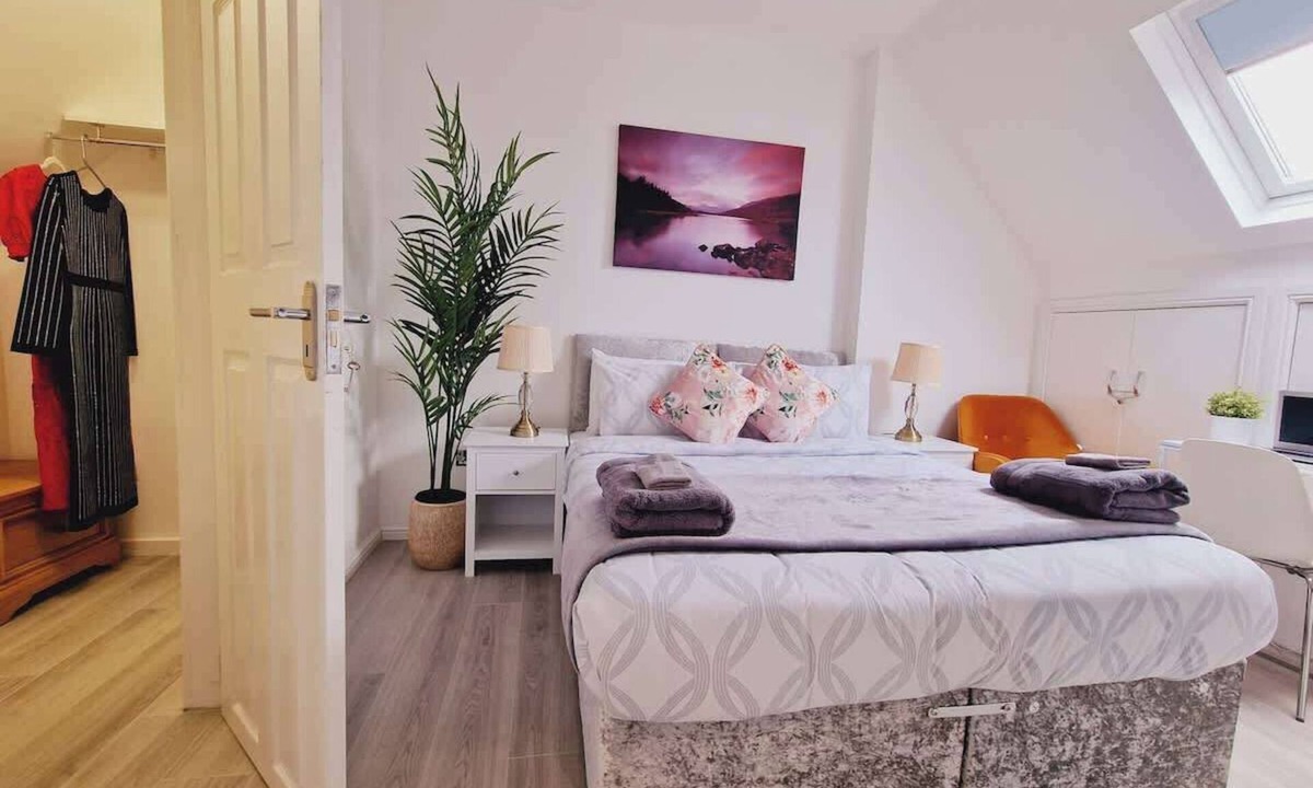 South Ockendon House | Luxurious Loft Guest Room1 with private Utilities