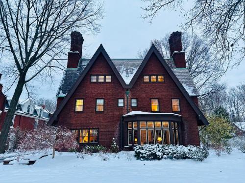 Cleveland Villa | Luxurious Mansion for Large Groups