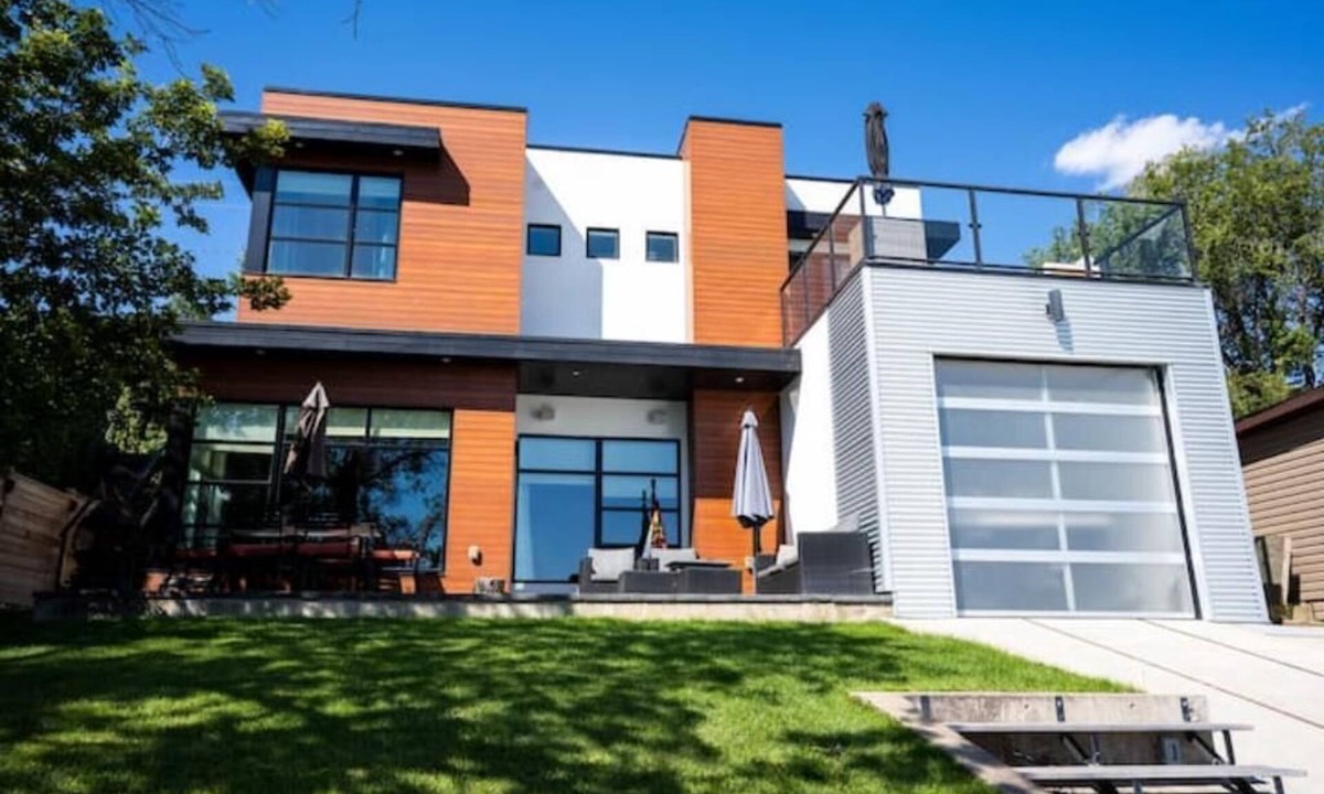 Fort Qu'Appelle Cottage | Luxurious Modern WaterFront Cottage/ICE FISHINGnn