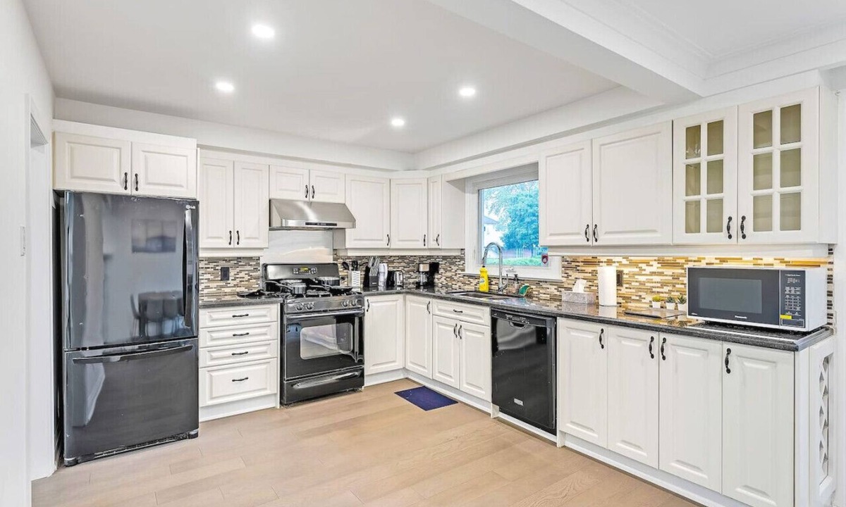 Willowdale House | Luxurious Modern 5B3B Home + Magnificent Patio