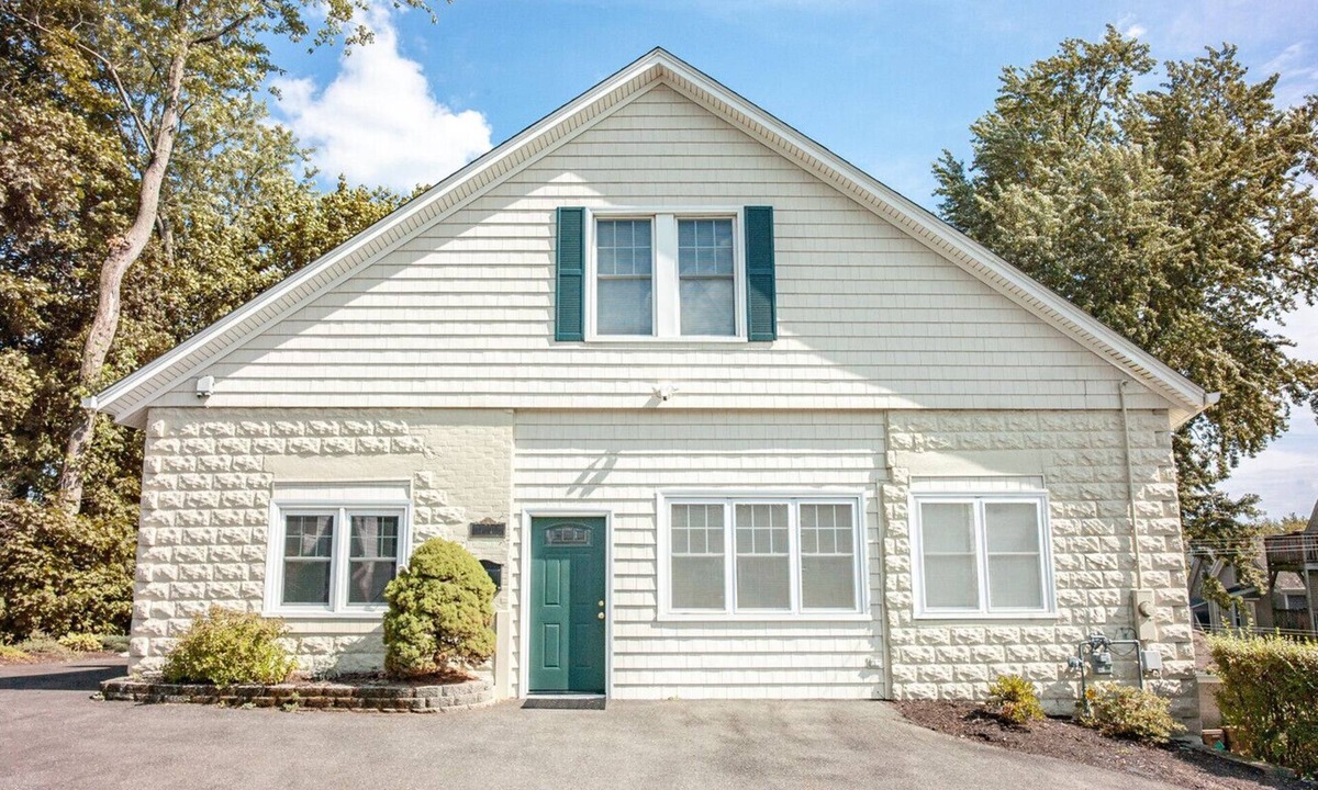 Shelton House | Luxurious-Modern feel w/custom features - AC, short walk to Shelton