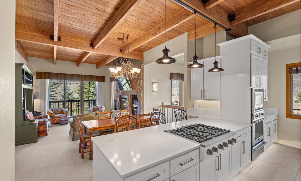 Snowmass Village Condo | Luxurious Multi-Floor Snowmass Village 3BR Condo with Amazing Views and Hot Tub