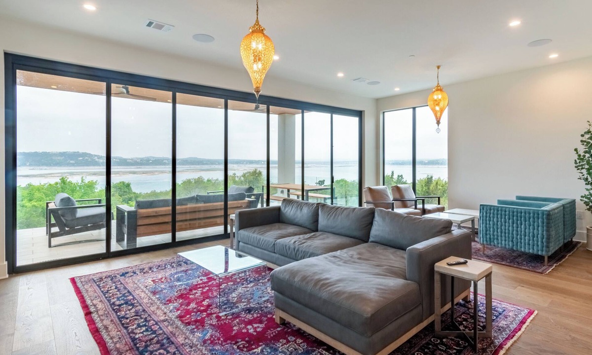 Comanche Trail House | Luxurious new build with gorgeous views of lake Travis & 30 min from Downtown!