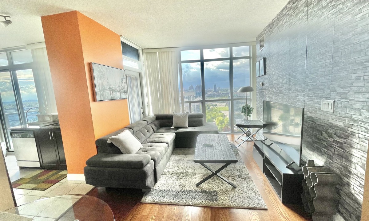 Downtown Mississauga Condo | Luxurious One bedroom Condo