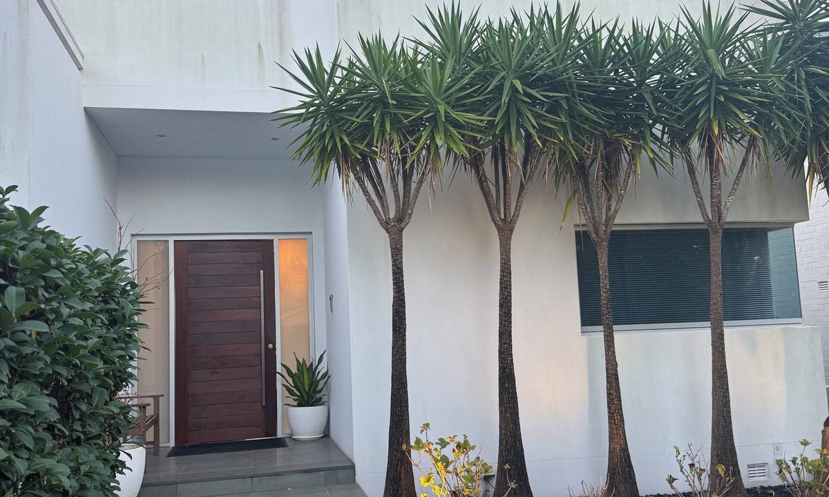 Carss Park House | Luxurious Parkside residence, architecturally designed tri-level home with pool.