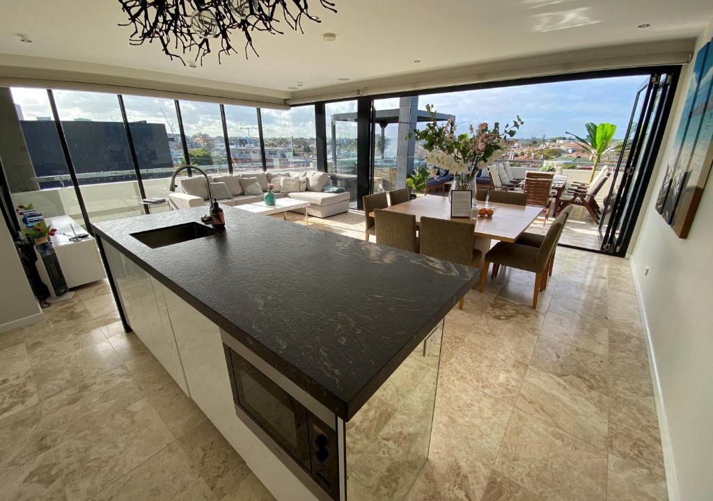 Saint Kilda South Apartment | Luxurious Penthouse Oasis with Spa