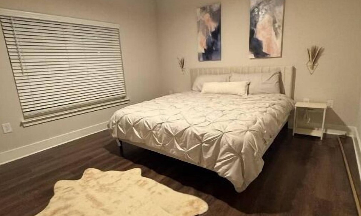 McDonough Apartment | Luxurious Plush Apartment