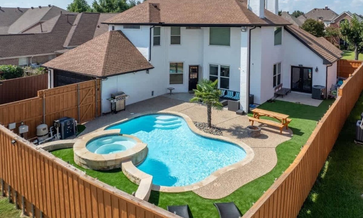 Richardson Villa | Luxurious | Pool Oasis | PS5 | 5BR 4 BA | Aquarium
