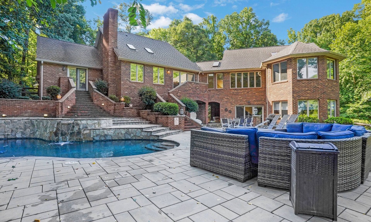 Mooresville House | Luxurious Private Lakefront Paradise by RedAwning