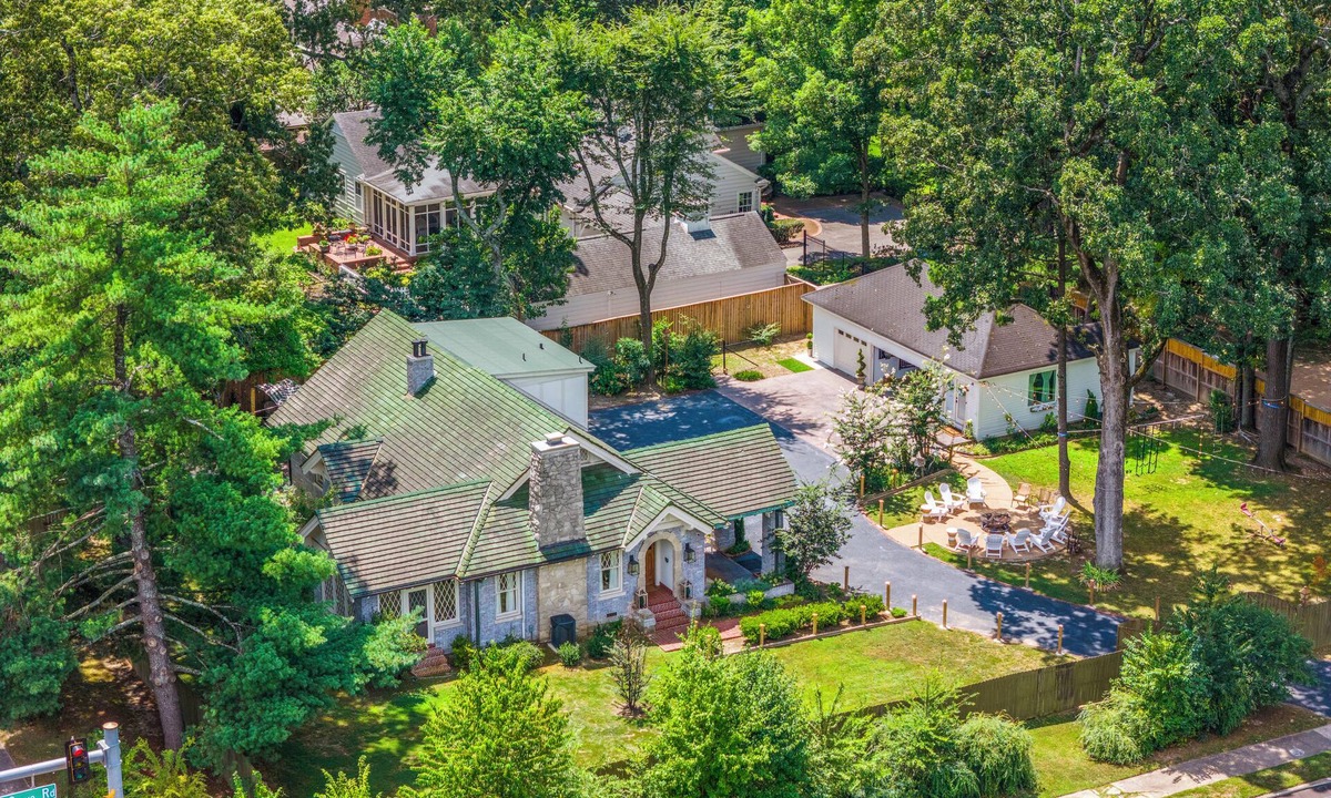 East Memphis House | "Luxurious Retreat for Families, Couples & Work Getaways Cozy Oasis of Elegance!