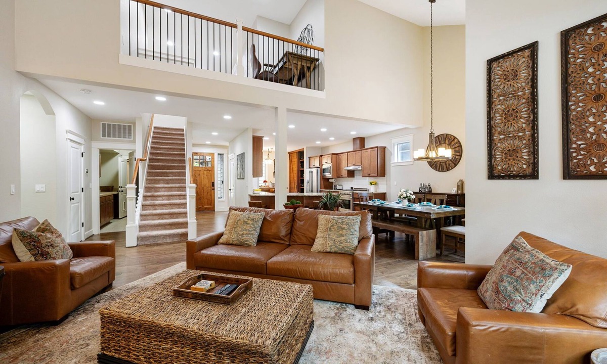 West Haven-Sylvan House | Luxurious Retreat in SW Portland with 7-Person Hot Tub – Sleeps 14 Comfortably!