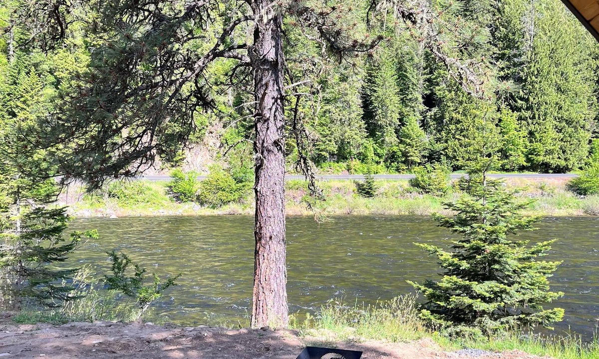 Lowell Cabin | Luxurious River Front Cabin