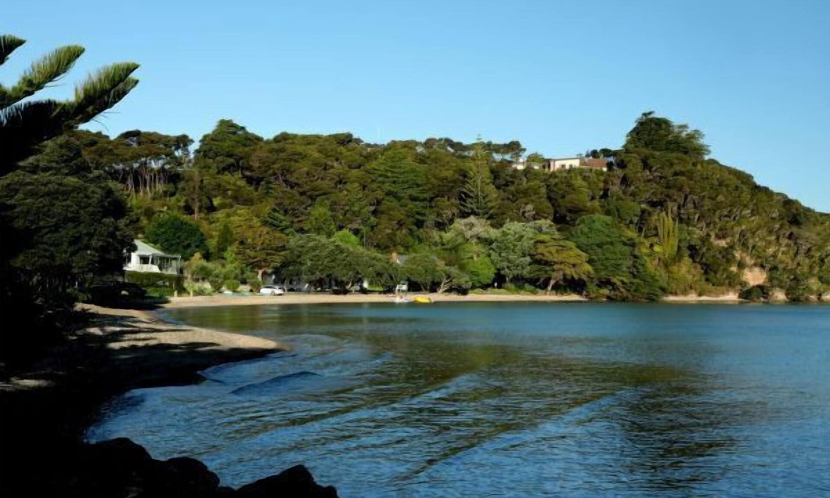 Russell House | Luxurious Russell - absolute waterfront!