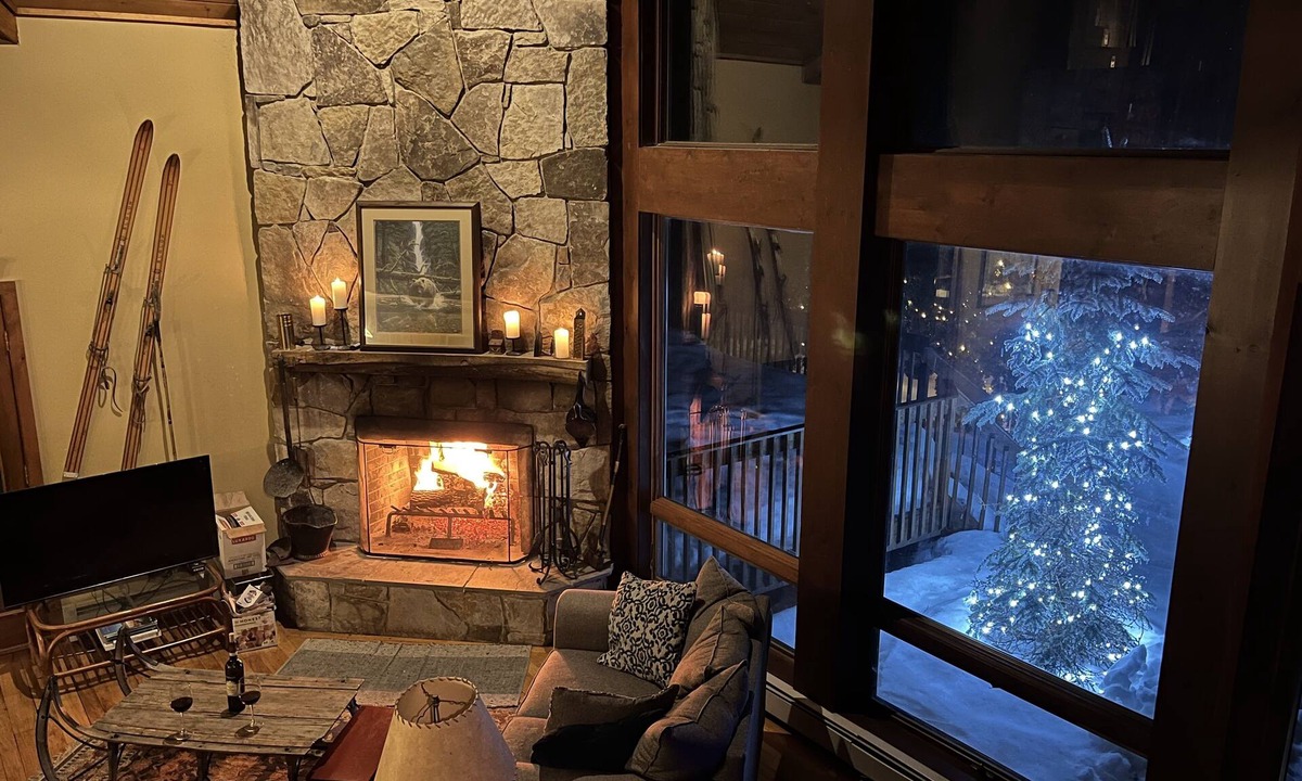 Londonderry House | Luxurious Rustic Chalet in Solitude