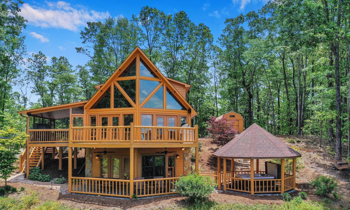 Blue Ridge Cabin | Luxurious, Secluded Cabin, with Gazebo Covered Hot-tub + Amazing View
