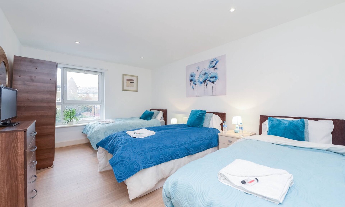 Island Gardens Apartment | Luxurious Spacious Apartment with a Big Terrace