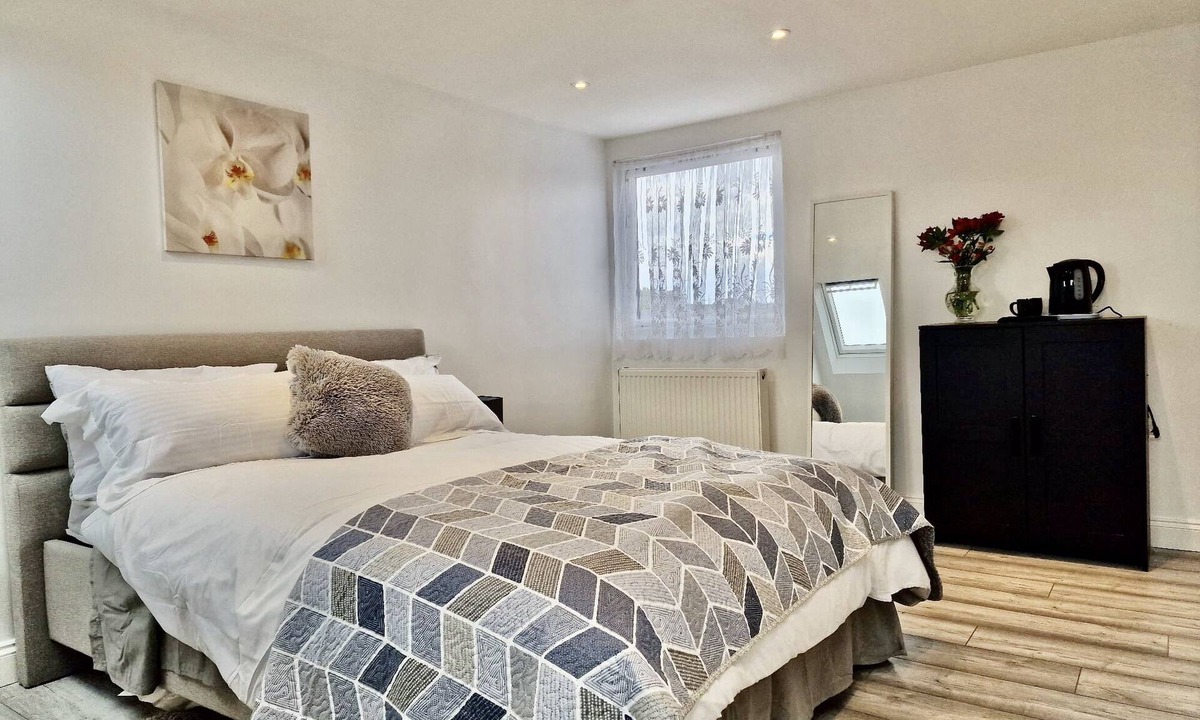Lea Bridge House | Luxurious, Spacious Loft Room & Private En-suite.