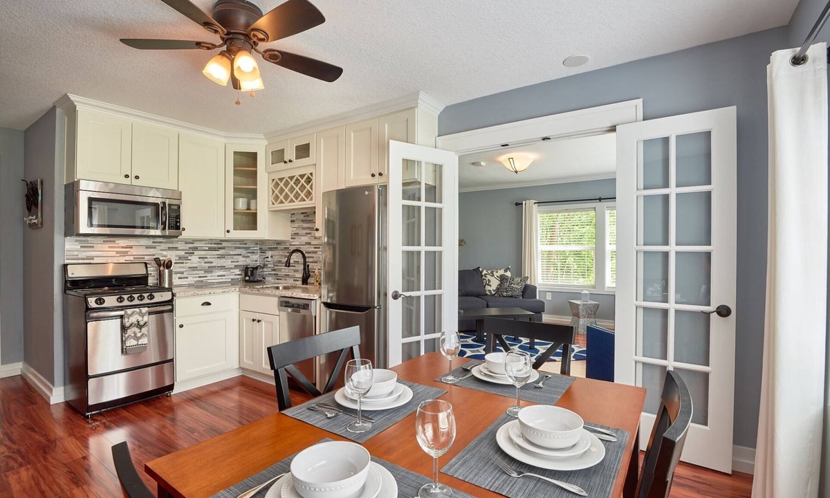 Newberg Apartment | Luxurious & Spacious One Bedroom Downtown Flat