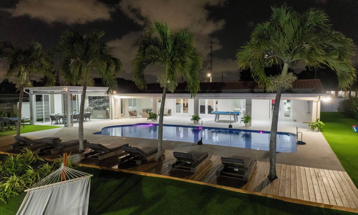 Miami Gardens House | Luxurious Stay w/Courts, BBQ, Fire Pit & H. Pool