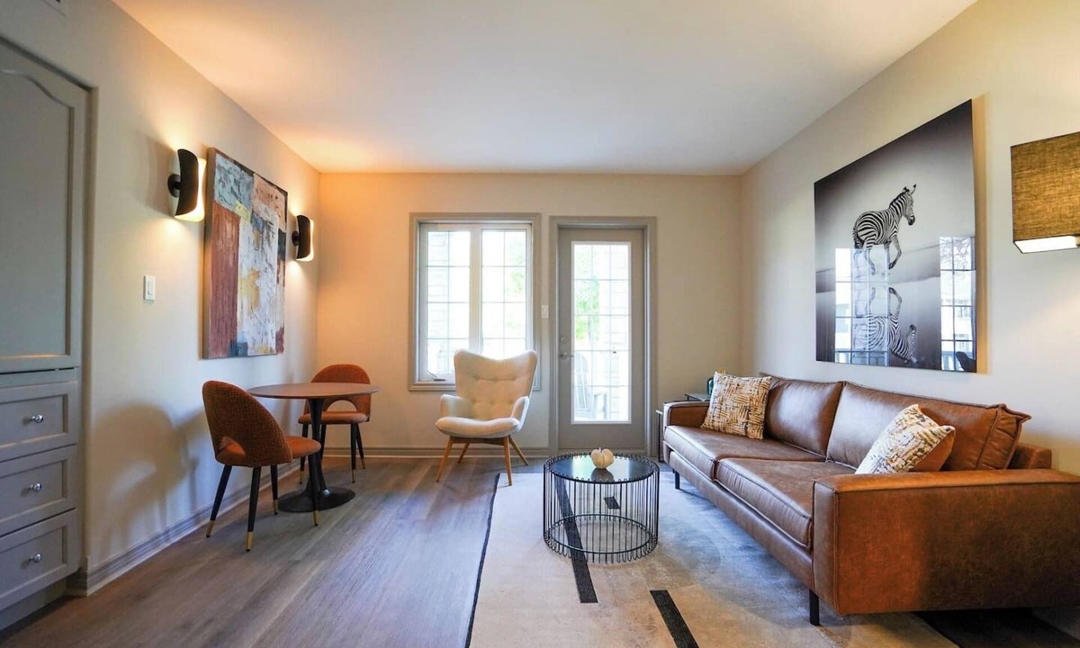 Oro-Medonte Apartment | Luxurious Studio with King Bed with Heated Pool