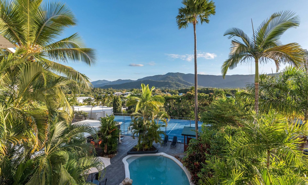 Trinity Beach Apartment | Luxurious Studio with Lush Mountain Views