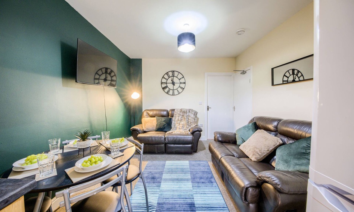 Tatenhill House | Luxurious Tile Hill House with Garden