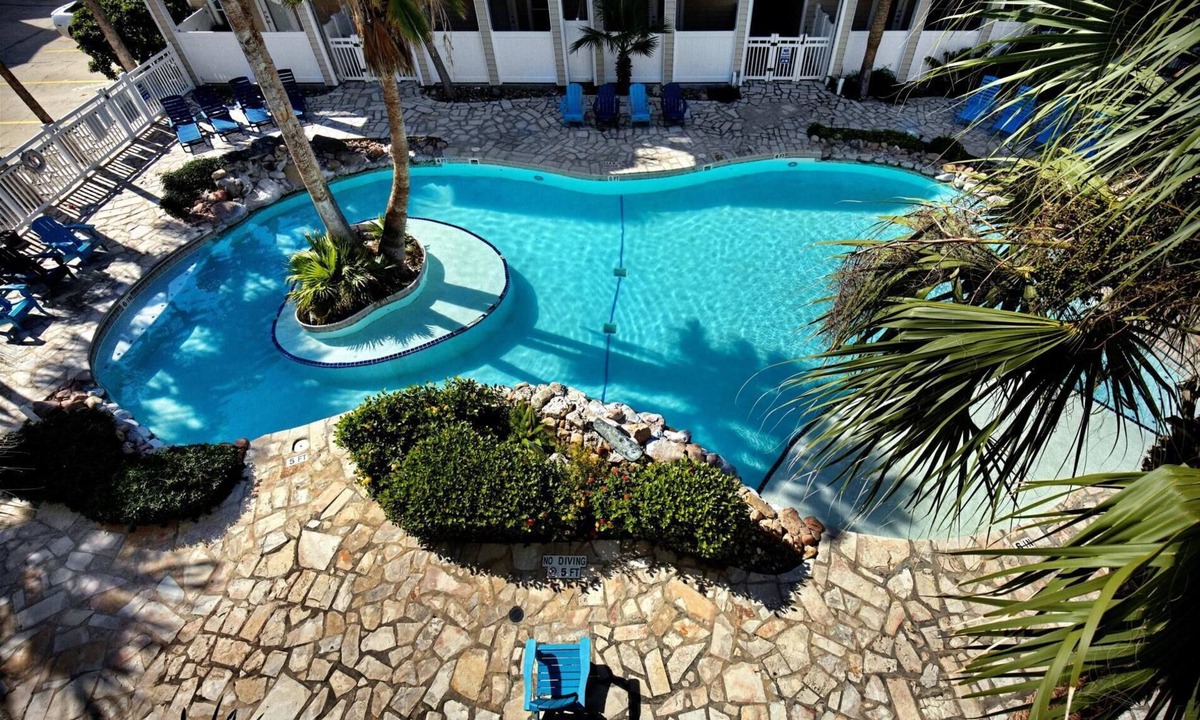 Corpus Christi Condo | Luxurious Townhome Overlooking Tropical Pool