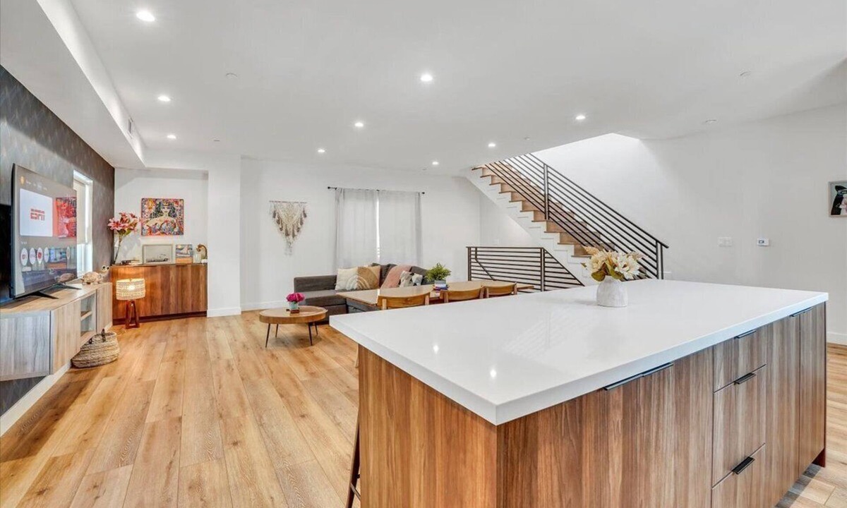 Sherman Oaks Apartment | Luxurious Townhome