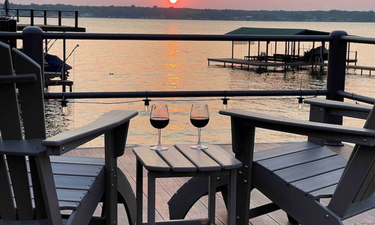 Carolyn Estates House | Luxurious, Tranquil, 4BR Lakefront Villa
