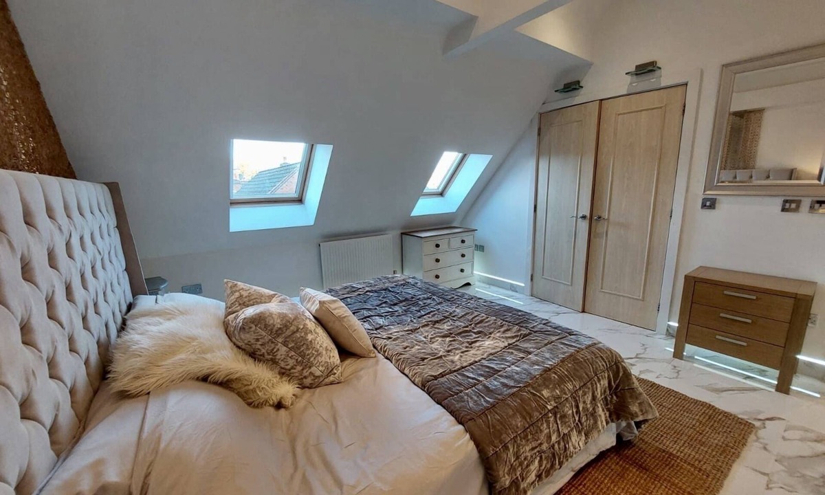 Dickens Heath Apartment | Luxurious Tranquil Penthouse in Birmingham