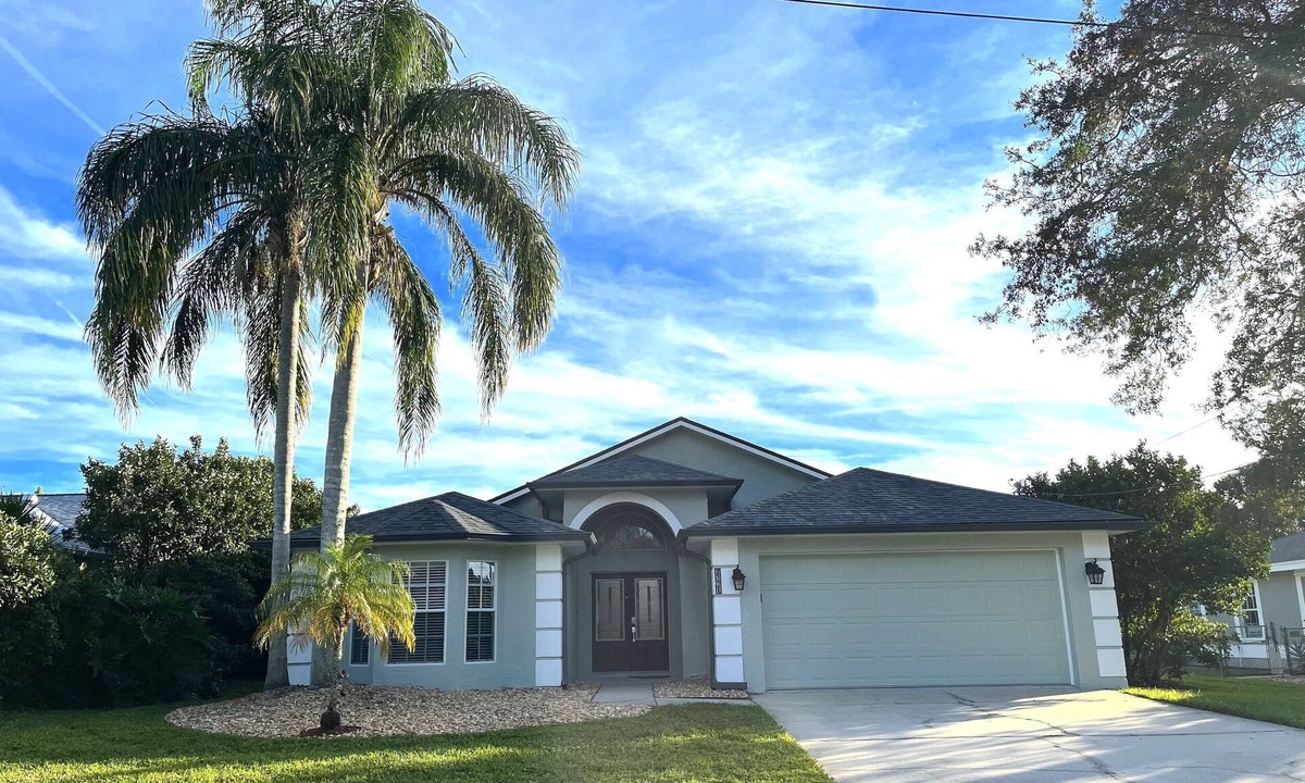 Tarpon Springs House | Luxurious Tropical Sanctuary
