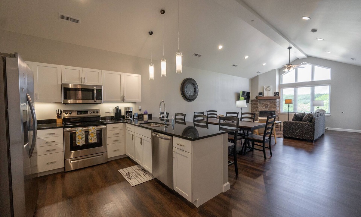 Branson Condo | Luxurious Vaulted Ceilings ~ Arcade Table! ~ FREE TICKETS INCLUDED (FH-G303)