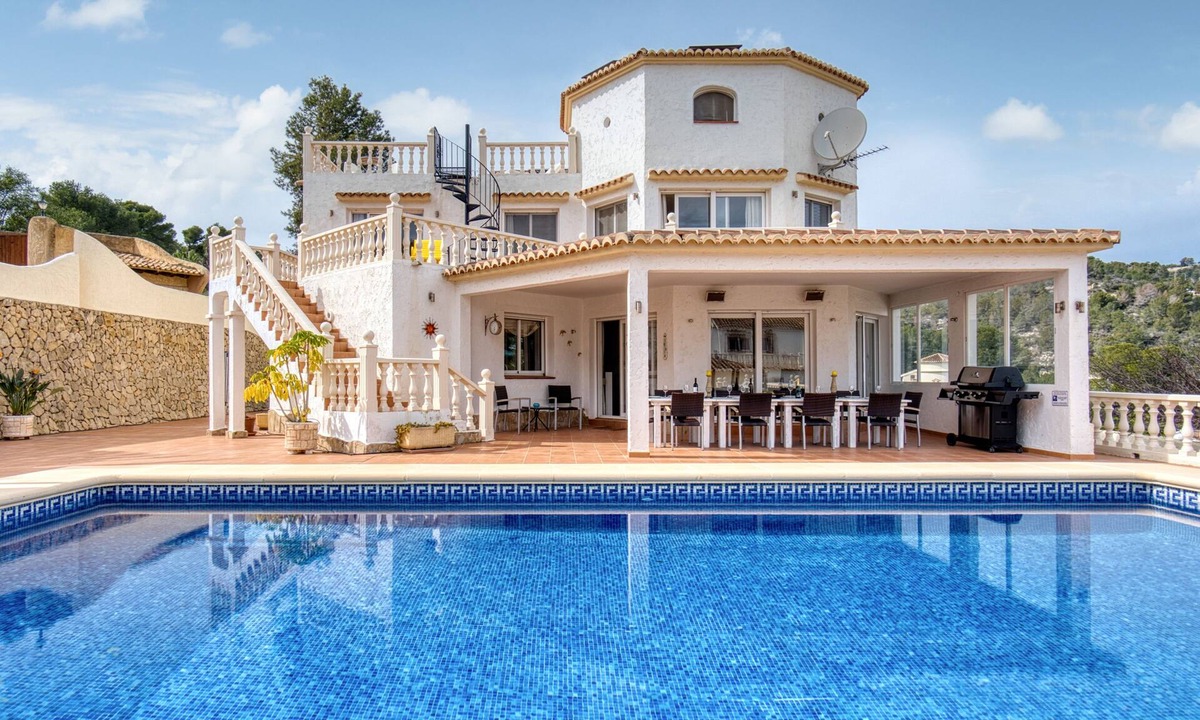 Benissa Coast Villa | Luxurious Villa 15 mins walk from the beach, free WF sleeps up to 12