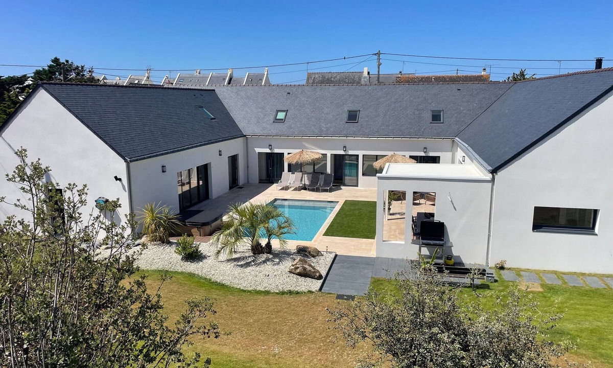 La Turballe Cottage | Luxurious Villa: Pool, Spa, Gym, Cinema, Near Beach, Sleeps 14
