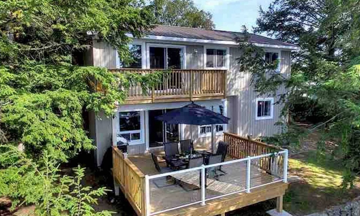 Highlands East House | Luxurious Waterfront Retreat on Paudash Lake - RidgeStone Cottage