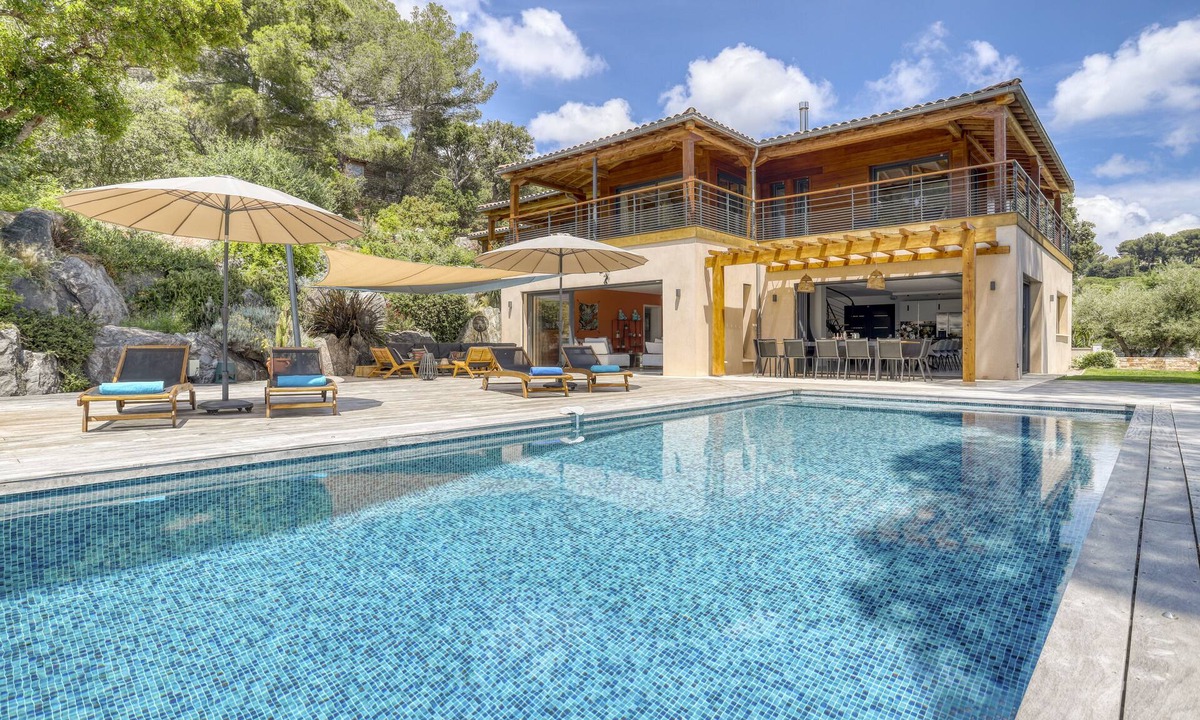 La Croix-Valmer Villa | Luxurious waterfront villa with heated pool