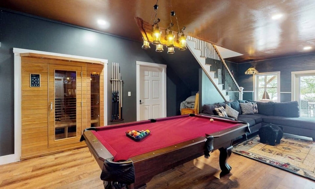 Boothbay House | Luxurious waterfront home with deck, firepit, hot tub, fireplace, & pool table